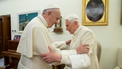 Vacunados el Papa Francisco y Benedicto XVI