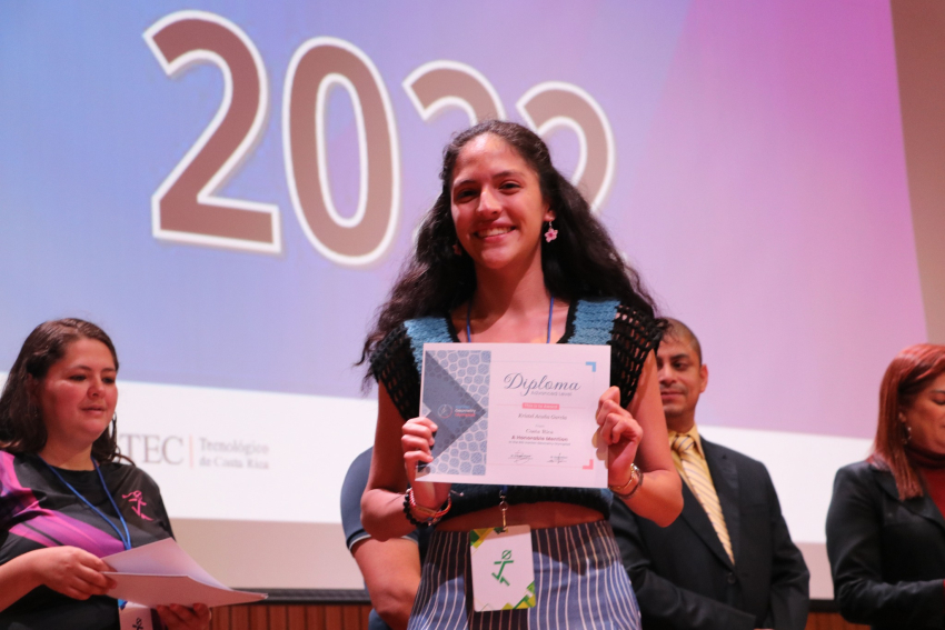 Kristel fue la primera costarricense en obtener una Medalla de Plata en una Olimpiada Europea Femenina de Matemáticas.