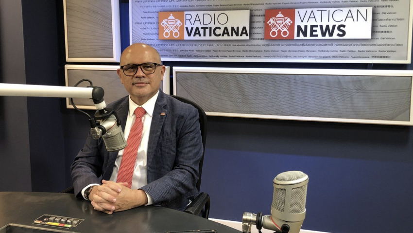 El canciller costarricense, Rodolfo Solano, en los estudios de Radio Vaticana. 