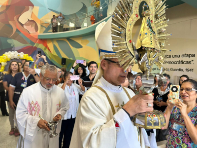 Entronizan imagen de La Negrita en el Calderón Guardia