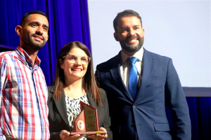 Silvia Vindas y Juan Pablo Bogantes, representantes de La Posada de Belén, recibieron el reconocimiento. 