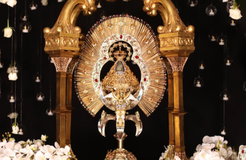 Una corona para la Madre del Rey