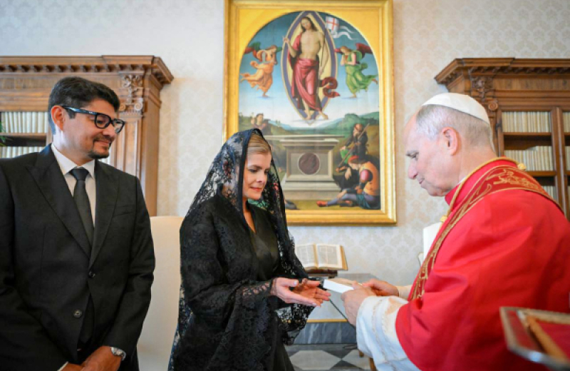 Presidenta invita al Papa a visitar nuestro país